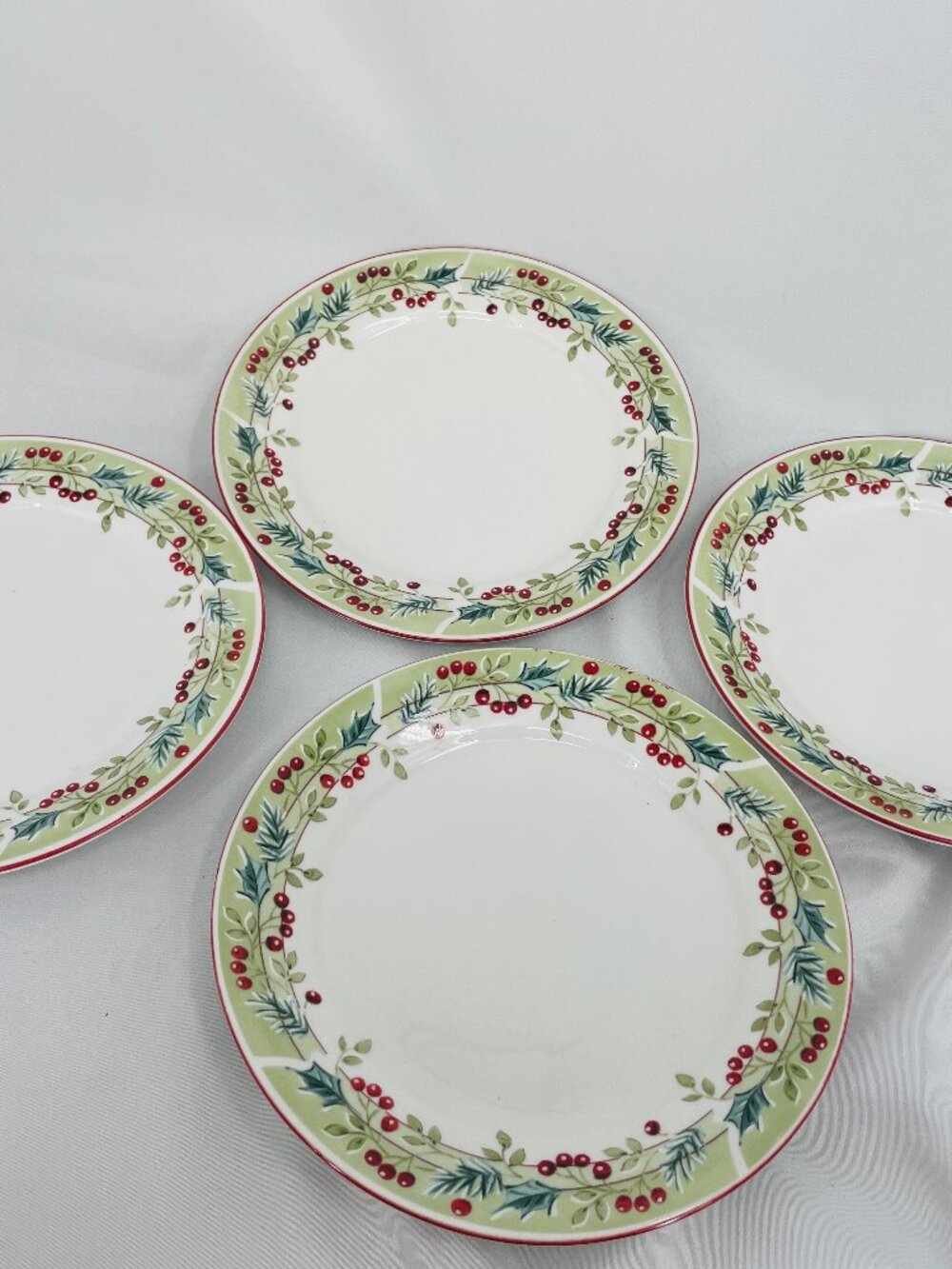 Everyday Gibson Festive Holly and Berry Medium Size Plate Set (four plates)